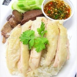 บีบีก๋วยจั๊บเส้นสด  ข้าวมันไก่  ส้มตำ  ขามเรียง