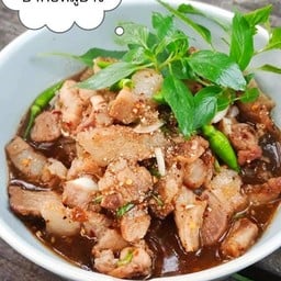 น้ำตกหมูพิเศษ