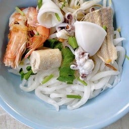 คุณบิวก๋วยเตี๋ยวต้มยำ 7Eleven สาขา เดือนเด่น