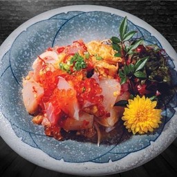 ยำปลาดิบรวมท้อปไข่แซลมอน