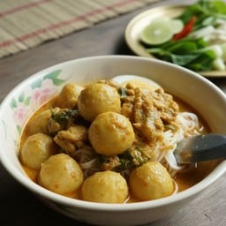 กะลงก๋วยเตี๋ยวเนื้อตุ๋น/ก๋วยเตี๋ยวแกงเนื้อ ปลักปลา(ก่อนถึงบริษัทพีโอ)