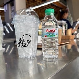 น้ำแร่+แก้วเปล่า+น้ำแข็ง