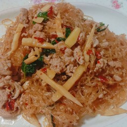 วุ้นเส้นผัดกะเพราหมูสับหน่อไม้