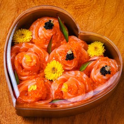 แซลมอน ดอกไม้และหัวใจ