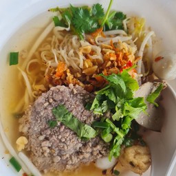 ก๋วยเตี๋ยวหมูก้อน(ลูกชิ้นกุ้ง,ลูกชิ้นปลา,ลูกชิ้นแคระ,หมูแดง,ตับ,หมูเด้ง,หมูก้อน)