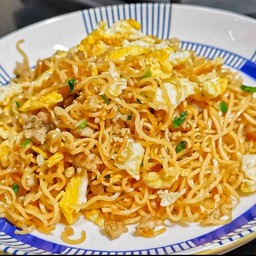 [อร่อยซ่ากับโค้ก] ผัดมาม่า +  โค้ก ออริจินัล (ขวด) 