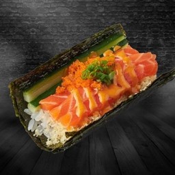 แฮนด์โรลแซลมอนสไปซี่ท้อปไข่กุ้งส้ม