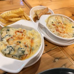 ชุดอบรวม กุ้งอบชีส หอยนิวซีแลนด์อบชีส เฟรนช์ฟรายส์และขนมปังค่ะ