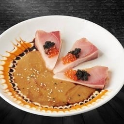 ปลาฮามาจิคาปาชิโอท้อปไข่แซลมอน