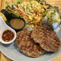 สเต็กเนื้อบด + สเต็กเนื้อบด/ฟรีมันอบรม