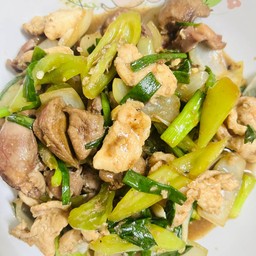 ผัดพริกอ่อนราดข้าว