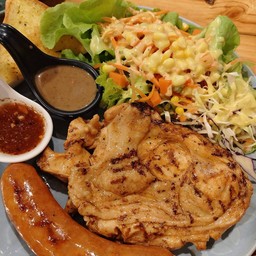 สเต็กไก่ลัคกี้+ไส้กรอก/ฟรีส้มตำไทย