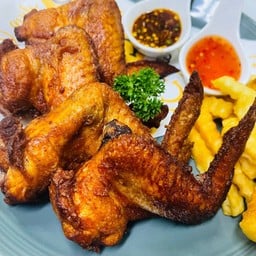 ปีกไก่ทอดLUCKY เสิร์ฟพร้อมเฟรนฟราย