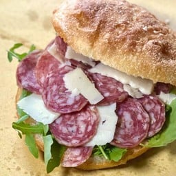 แซนวิชฟอคคาเซียโฮมเมด ฟินอคคิโอน่า และเพโกริโน่ชีส