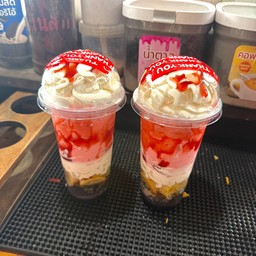 บาน็อฟฟี่สตรอเบอรี่นมสดวิปครีม