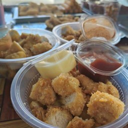 ไก่เขย่า ไก่ราดซอส ( เขย่ามั้ย )