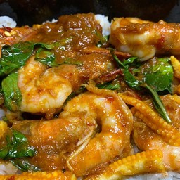 ผัดพริกแกงกุ้งราดข้าว