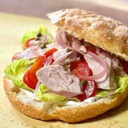 แซนวิชทูน่ามะเขือเทศ