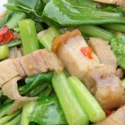 คะน้าหมูกรอบ