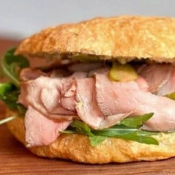 โฟกัชชาเนื้ออบกับซอสทูน่า