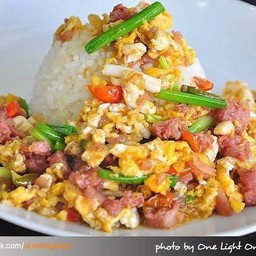 ข้าวราดแหนมผัดไข่