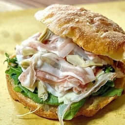 แซนวิชฟอคคาเซียโฮมเมด แพนเชทต้าและอาร์ติโชค