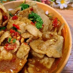 ข้าวกะเพราหมูสามชั้นสไลด์