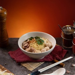 ก๋วยเตี๋ยวลูกชิ้นหมูสด