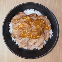 ข้าวหน้าหมูบาร์บีคิว