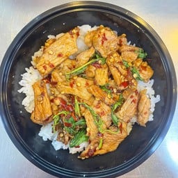 กะเพราหมูชิ้น ราดข้าว