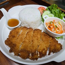 ข้าวไก่กรอบซอสน้ำปลายำมะม่วง