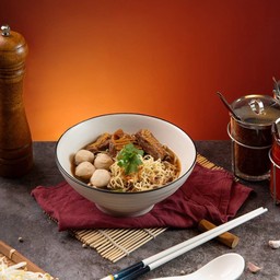 ก๋วยเตี๋ยวลูกชิ้นหมูตุ๋น