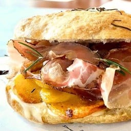 แซนวิชฟอคคาเซียโฮมเมด เบคอน มันฝรั่ง หัวหอม แพนเช็ตต้า และชีสสคามอร์ซารมควัน