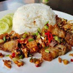 ข้าวหมูกรอบคั่วพริกเกลื่อ