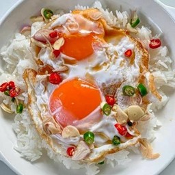 ไข่แฝดโรยพริกน้ำปลา3รส (ราดข้าวหอมมะลิแท้)