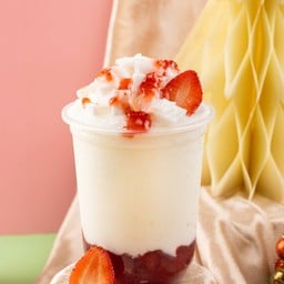 มะพร้าวนมสดเสลอปี้ซอสสตอเบอร์รี