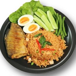 ข้าวผัดน้ำพริกปลาสลิดกรอบ