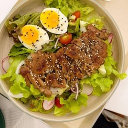 สลัดหมูย่างพริกไทยดำ