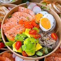 สลัดแซลมอนใส่ใจ