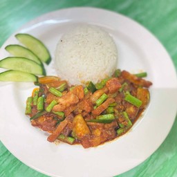 ข้าวผัดพริกแกงหมูกรอบ