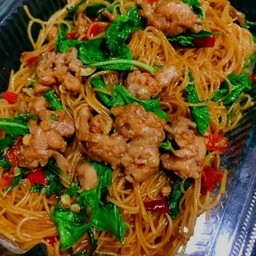 ผัดกะเพราเส้นหมี่หมูสับ