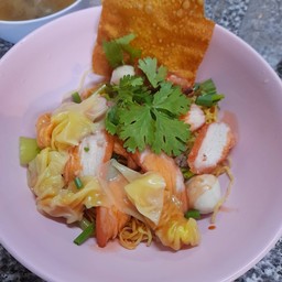 ชายสี่บะหมี่เกี๊ยว หน้าค่ายบุรฉัตร