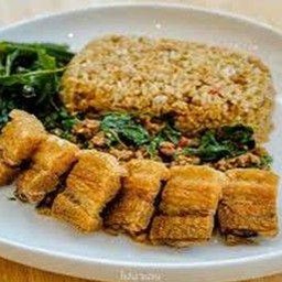 ข้าวกระเพราคั่วหมูกรอบ