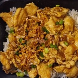 ข้าวไก่กระเทียมพริกไทย