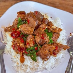 กระเพราหมูตุ๋น ราดข้าว