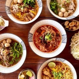 บ้านยาย ก๋วยเตี๋ยวเตาถ่าน หมาล่าเสฉวนเสียบไม้ ฝาง