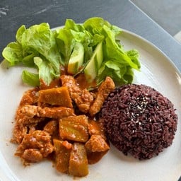 ข้าวสเต็กไก่ผัดพริกแกง 390 kcal