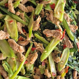 ผัดคะน้าปลาสลิดราดข้าว