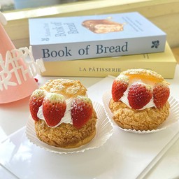 Choux cream strawberry