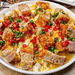 ข้าวไข่ขยี้หมูกรอบ